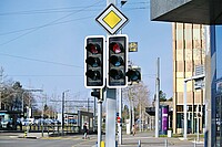 Lichtsignal mit Schild Rechtsabbiegen für Fahrräder erlaubt