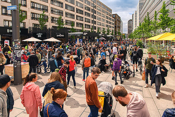 Cycle Week 2024. Viele Menschen laufen durch eine Strasse mit Verkaufsständen.