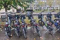 Velos stehen nebeneinander auf einem Platz.