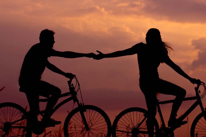 Mit diesen Tipps gelingt die Rückkehr auf den Bikesattel. Zwei verliebte Personen auf dem Velo.