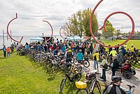 Eine Gruppe von Velofahrern und Velofahrerinnen am Bodensee.