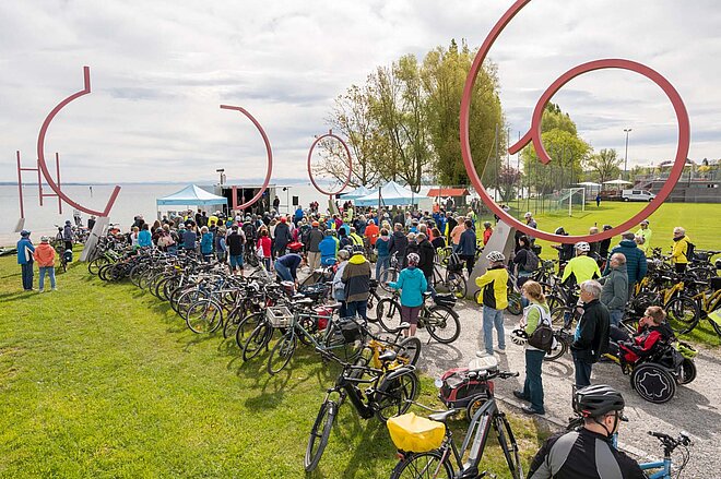 Eine Gruppe von Velofahrern und Velofahrerinnen am Bodensee.