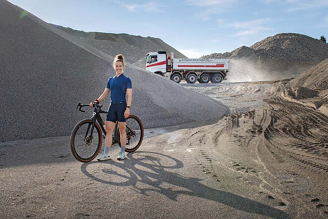 Die aktuellen E-Gravelbikes sind leicht und flink und damit auch Trendsetter für künftige E-Alltagsvelos. Die aktuellen E-Gravelbikes sind leicht und flink und damit auch Trendsetter für künftige E-Alltagsvelos. Eine junge Frau steht mit einem Gravelbike in einer Kiesgrube.