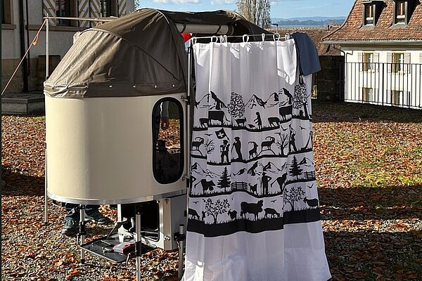 Velo-Camper-Anhänger mit Dusche.