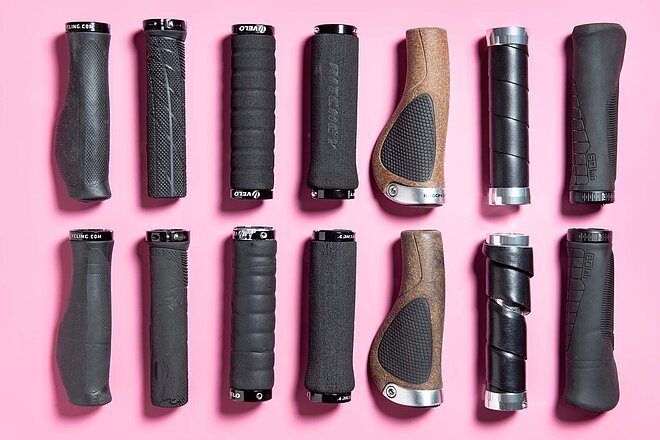 Lenkergriffe liegen auf einer pinken Fläche.