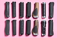 Lenkergriffe liegen auf einer pinken Fläche.