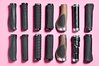 Lenkergriffe liegen auf einer pinken Fläche.