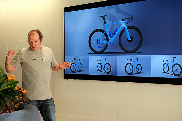 Ein Mann hält eine Präsentation zu Meridas neuem Reacto Rennrad.