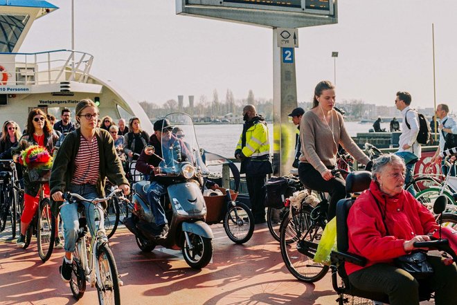 Mehr E-Bikes als Velos in den Niederlanden. Velofahrer verlassen eine Fähre in Amsterdam.