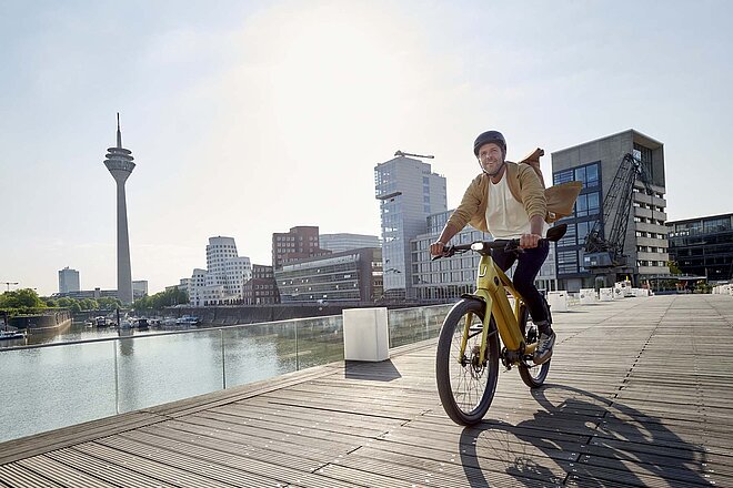 Die S-Pedelecs Opium und Stromer «ST7» waren die Überflieger der Eurobike. Ein Mann fährt auf einem Pedelec.