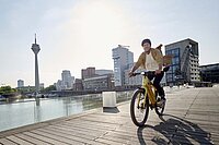 Die S-Pedelecs Opium und Stromer «ST7» waren die Überflieger der Eurobike. Ein Mann fährt auf einem Pedelec.