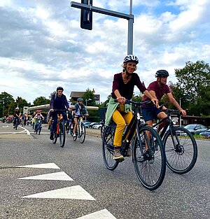 Radfahrerin auf einer Strasse