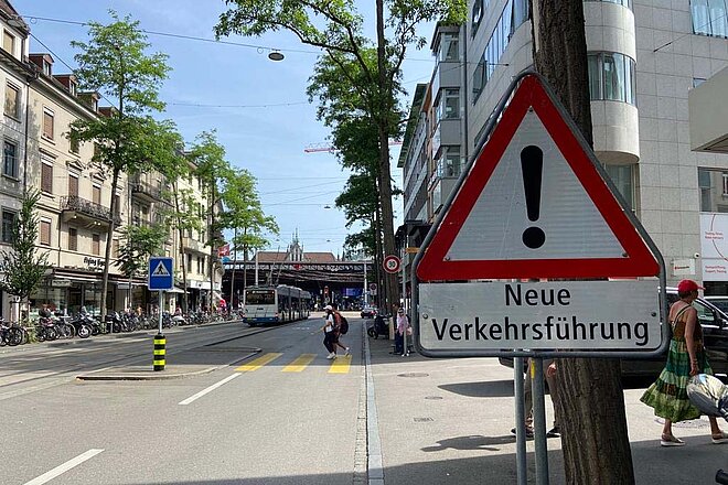 Schild «Neue Verkehrsführung» beim Löwenplatz Zürich.