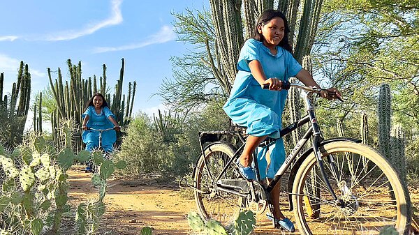 Tern spendet 1 Prozent des Gewinns. Zwei Frauen fahren mit Velos in der Wüste Kolumbiens.