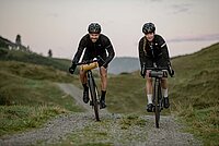 Fazua Firmware Update Ride 50. Eine Frau und ein Mann fahren auf Gravelbikes über einen Schotterweg.