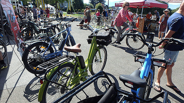 Am Salon du Vélo und am Winterthurer Velofrühling steht das Velo im Zentrum. Fahrräder stehen aufgereiht auf einem Platz.