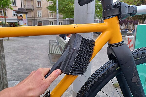Velo putzen mit Schaumbürste bei Station b