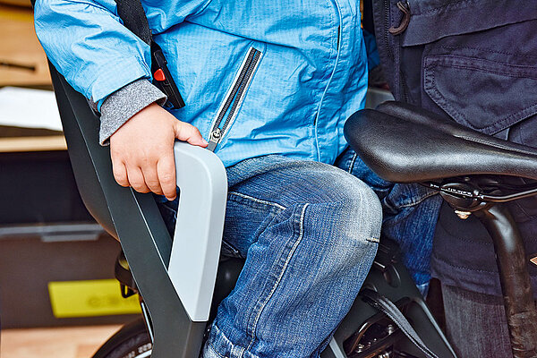 Schont die Nerven der Eltern: Einfach zu bedienender Verschluss beim Thule-Sitz.