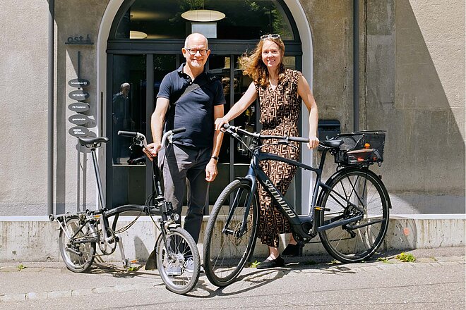 Alice Bögli und Lukas Stadtherr vor dem SchweizMobil-Büro in Bern. Schweiz Mobil kein Gravelland,