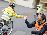 Kind lernt Rad fahren