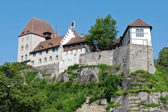 Veloland Bern Tourenführer. Burg auf einem Hügel.
