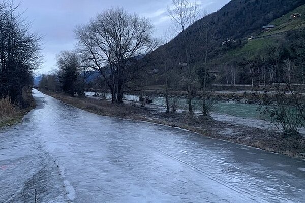 vereister Veloweg entlang der Rhone