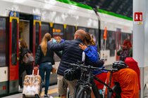 Tipps und Tricks für den Velotransport in italienischen Zügen. Ein Paar macht ein Selfie am Bahnhof Milano Centrale.