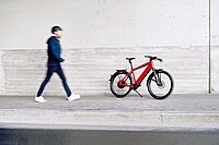 Der Siegeszug des E-Bikes setzt sich fort. Die Fahrzeuge gehören zu den beliebtesten Gattungen überhaupt. Ein Mann läuft zu seinem Stromer ST3 Pinion. 