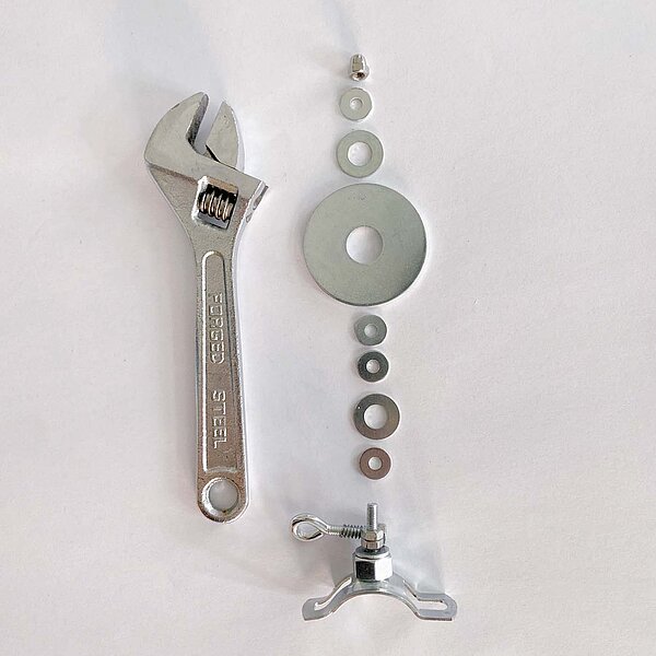 Unterlagsscheiben in der oben abgebildeten Reihenfolge auf Schraube stecken. Mit Hutmutter gut anziehen. DIY Veloglocke