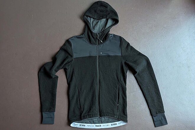 Pedaled Attakai Wool Jacket Test. Schwarze Wolljacke für Radfahrer.