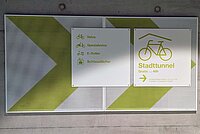 Schild, das Radfahrenden den Weg zu einem Veloparking weist. 