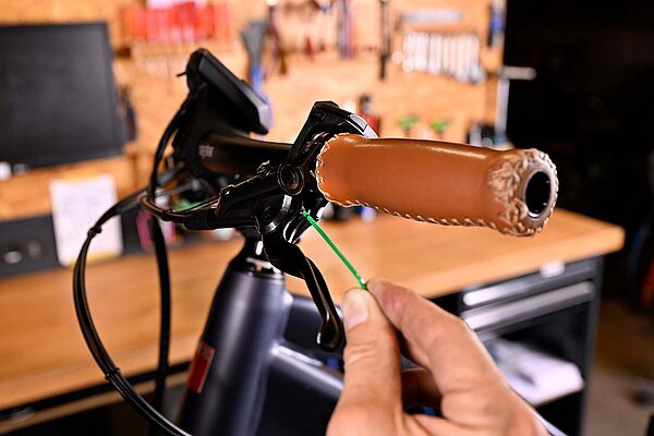 Schraube an Fahrradbremsen wird festgezogen.