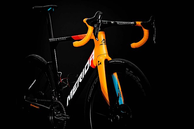 Rennrad vor schwarzem Hintergrund