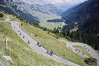 Klausen Monument 2024. Velos auf einer Passstrasse.
