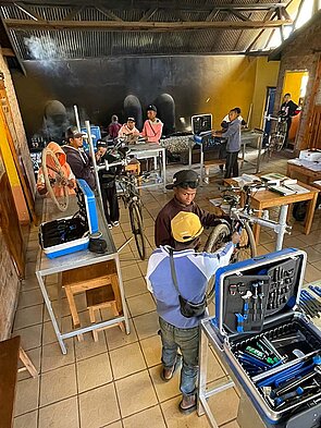 Junge Menschen in einer Fahrradwerkstatt in Madagaskar.