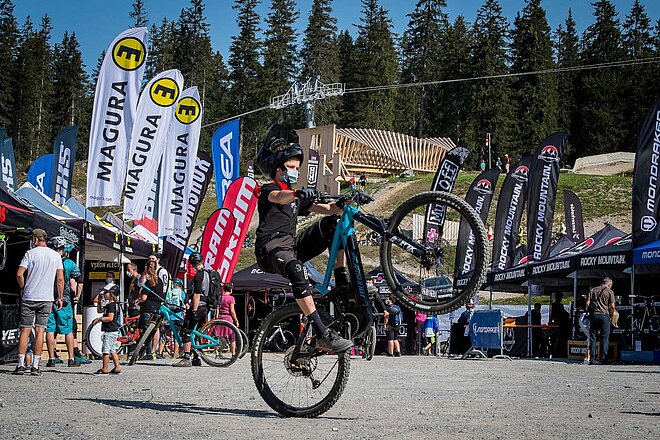 Ein Junge macht einen Wheelie mit einem Mountainbike