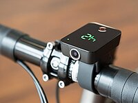 Sind Dashcams an Fahrrädern legal? Eine kleine Kamera ist an einem Fahrradlenker montiert.