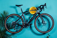 Cycloc Wandhalterung für Fahrräder. Ein Fahrrad hängt an einer blauen Wand.