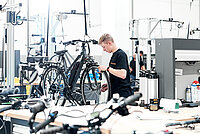 Prophete war Opfer einer Cycber-Attacke. Ein Mann arbeitete an einem Fahrrad.