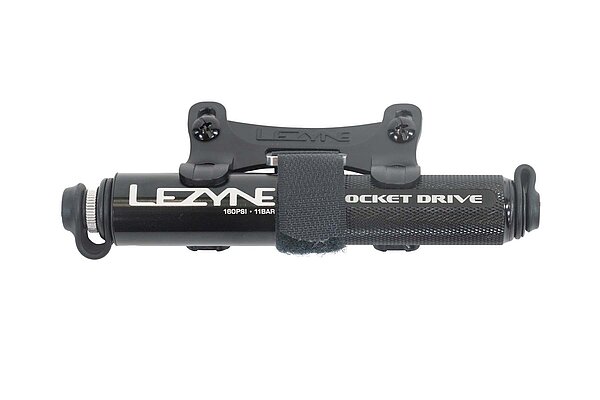 Die «Pocket Drive» von Lezyne für 24.30 Franken bietet dank Pumpschlauch komfortables und flexibles Pumpen. Lezyne Pocket Drive.