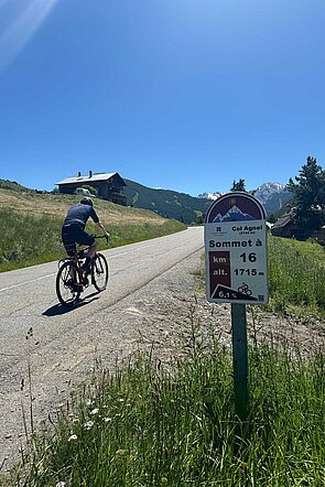 Rennradfahrer erklimmt eine Passstrasse.