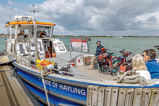 Schiff ahoi: Für einmal geht die Veloreise übers Wasser weiter. Radreise entlang des Ärmelkanals. Velos stehen auf einer kleinen Fähre.