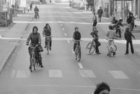 1970: schwarzweiss Foto mit Velofahrenden auf der ganzen Strasse.