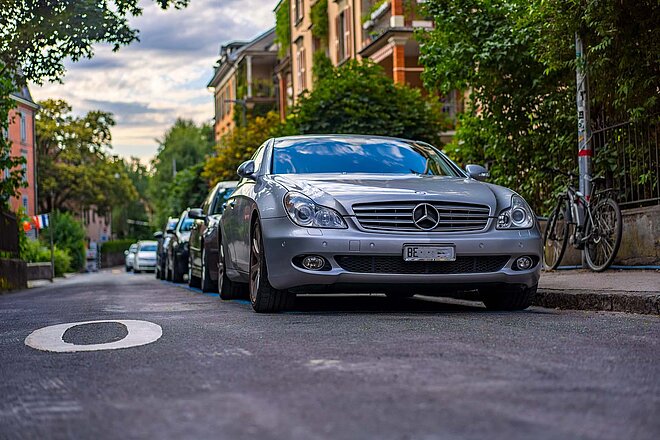 Parkieren auf öffentlichem Grund wird in der Stadt Bern deutlich teurer. Parkplätze in der Blauen Zone werden in Bern teurer. Mercedes steht auf einem Parkplatz.