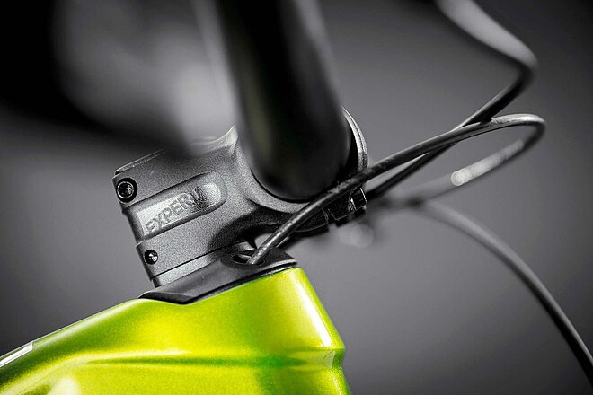 Steuersatz eines Fahrrads mit innenverlegten Zügen.