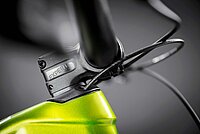 Steuersatz eines Fahrrads mit innenverlegten Zügen.