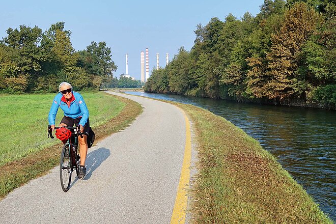 Bei gutem Wasserstand liefert der Ticino-Kanal genug Wasser für die Landwirtschaft und vier Kraftwerke. Radreise entlang den Kanälen in Norditalien.
