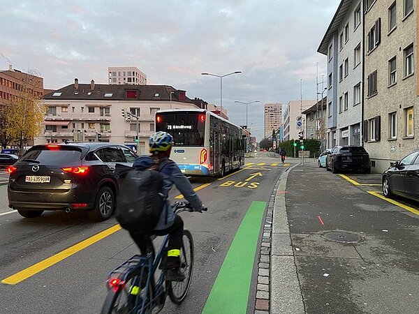 Velofahrer auf der Velovorzugsroute Baslerstrasse Zürich