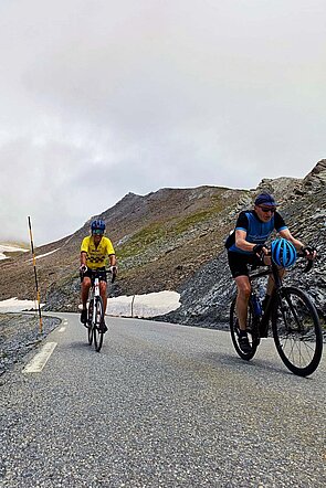 Rennradfahrer auf einer Passstrasse.