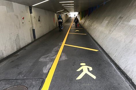 Die seitlichen Unterführungen an der Langstrasse bieten zu wenig Platz für getrennte Verkehrsflächen.